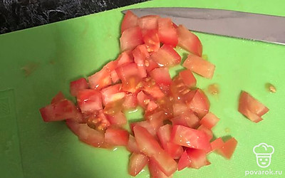 Кубиками режем помидор.