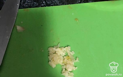 Измельчаем чеснок.