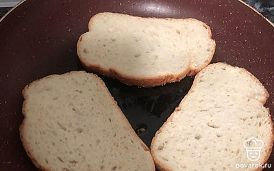 Обжариваем хлеб с двух сторон на капле растительного масла.