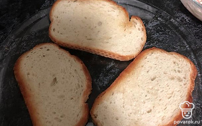 На обжаренный хлеб намазываем получившийся салатик.