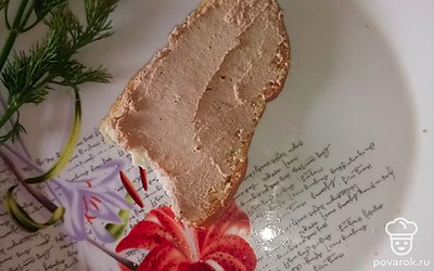 Намажьте на белый хлеб паштет.