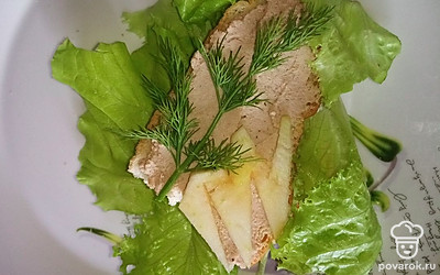 Подавайте на листьях салата.