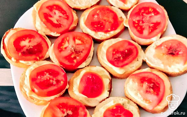 Бутерброды с помидором и чесноком — Рецепт с фото