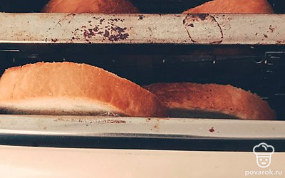 Жарим тостовый хлеб в тостере.