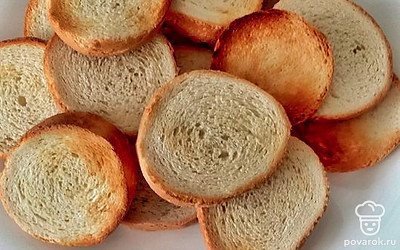 Поджаренные тосты выкладываем на тарелку.