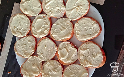 Затем каждый тост смазываем майонезом с чесноком.