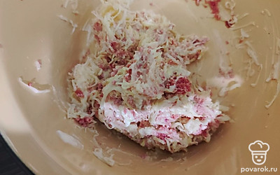 Заправить майонезом и перемешать.