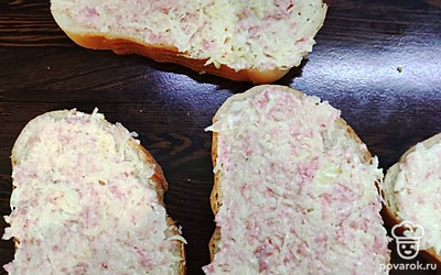 Выложить на белый хлеб получившуюся массу.