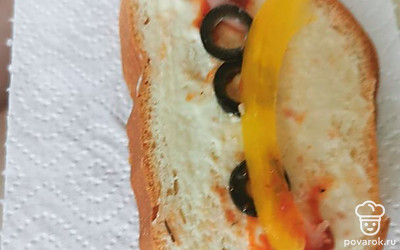 Положите на хлеб порезанный тоненькой соломкой перец.