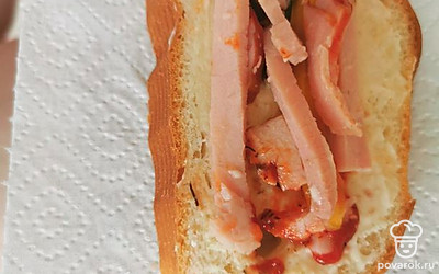 Добавьте на хлеб порезанную соломкой колбасу.