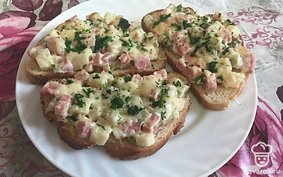 Горячие бутерброды с колбасой и колбасным сыром — Рецепт с фото