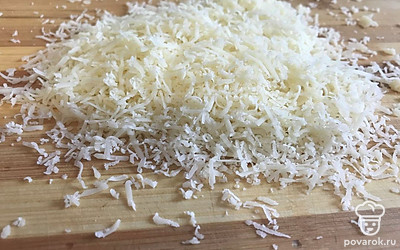 Сыр потереть на мелкой тёрке.