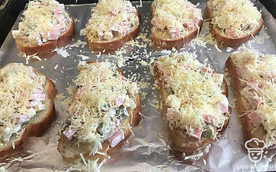 На противне разложить хлеб, сверху смешанные ингредиенты и посыпать сыром. Поставить в разогретую духовку на 10 минут.