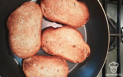 Батон нарежьте, подсушите на сухой сковороде с двух сторон.