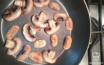 Шампиньоны нарежьте вдоль, обжарьте на сковороде с двух сторон.
