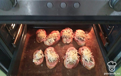 Отправьте бутерброды в духовку на 3-5 минут.