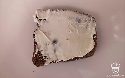 Подсушенный хлеб смажьте сыром.