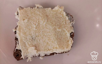 Смажьте икрой мойвы.