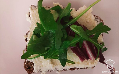 На бутерброд выложите листья руколы.