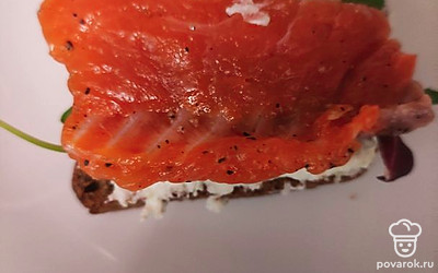 На листья руколы выложите красную рыбу.