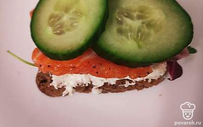 На рыбу выложите огурцы, нарезанные кольцами.