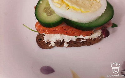 На огурцы выложите вареные яйца, нарезанные кольцами.