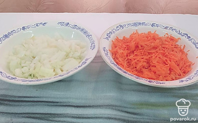 Морковь натрите на крупной терке.