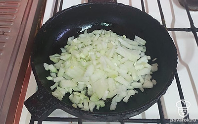 На раскаленную сковороду влейте растительное масло и обжарьте лук и морковь до золотистого цвета.