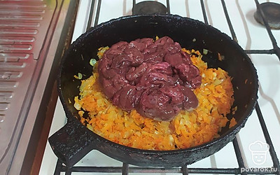 Добавьте печëнку к обжаренным овощам и готовьте 5 минут.