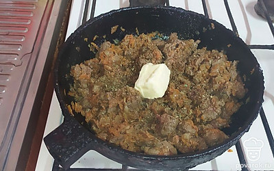 Отключите огонь и добавьте сливочное масло.