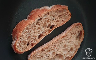 Чиабатту нарежьте на кусочки высотой 2-2,5 см, разогрейте сковороду с растительным маслом и обжарьте чиабатту с двух сторон до румяной корочки 