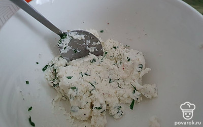 Творог, мяту, соль и специи хорошо перемешайте до однородной консистенции.