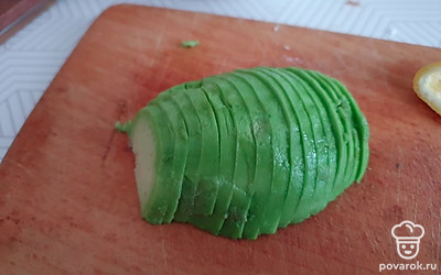 Авокадо нарежьте тонкими слайсами, редис тонкими кружочками, мяту также порубите мелко. 