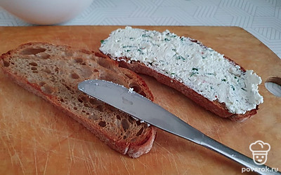 На каждый кусочек чиабатты выложите творог и равномерно распределите его по всему кусочку. Сверху выложите авокадо и редис. 