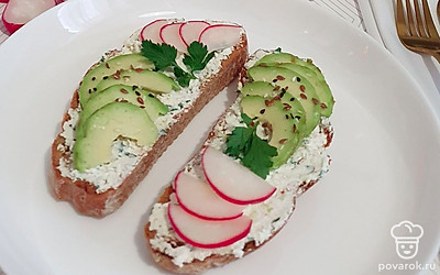 Готовый бутерброд украсьте веточкой свежей зелени.