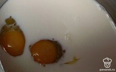 В глубокую кастрюлю вылейте молоко, вбейте яйца. Добавьте щепотку соли и сироп стевии по вкусу. Хорошо все перемешайте.