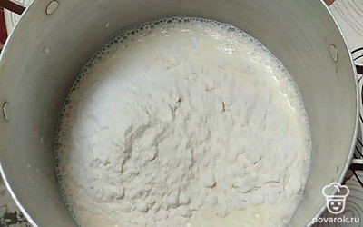 Всыпьте муку, предварительно ее просеяв. Перемешайте.