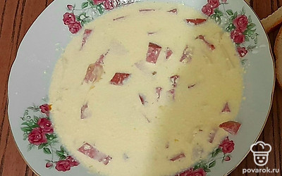 Смешайте в тарелке яйцо, молоко, майонез, сыр, колбасу.