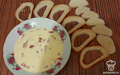 Вырежьте у хлеба серединку так, чтобы туда можно было налить начинку.