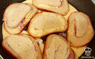 Влейте в сердцевинку по 2-3 столовые ложки начинки и накройте частью хлеба, которая была вырезана. Жарьте на среднем огне около 3 минут.