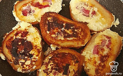 Когда бутерброды с одной стороны подрумянятся, нужно их перевернуть и обжарить с другой стороны также около 3 минут.