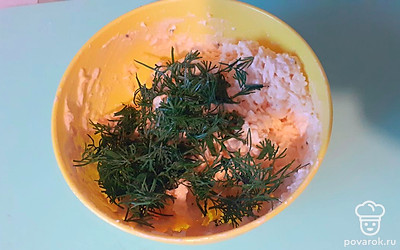 Вареные яйца натрите на мелкой терке, к ним добавьте тертый чеснок, мелко нарезанный укроп и соус Тартар. Хорошо перемешайте. Огурец тонко нарежьте.