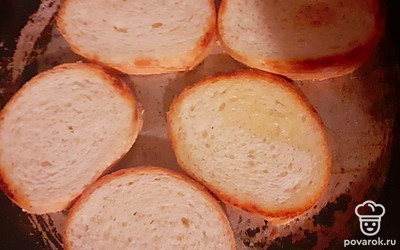 На сухой сковороде обжарьте ломтики хлеба с двух сторон до золотистой корочки. По желанию можно обжарить хлеб на масле, тогда не забудьте выложить его на салфетку, чтобы удалить лишний жир.