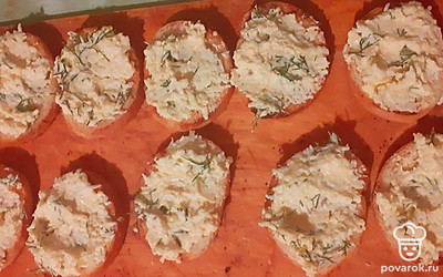 Намажьте яичную смесь на каждый кусочек хлеба, сверху выложите рыбку и ломтик соленого огурца. По желанию можно украсить блюдо укропом. Готово!