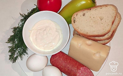 Отрежьте сыр и колбасу. Подготовьте майонез. Помойте перец, помидор и укроп. Выложите яйца и хлеб.