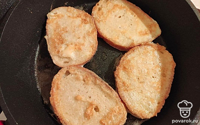 В тарелке взбейте яйца. Обваляйте ломтики батона в яичной смеси. Разогрейте сковородку и обжарьте ломтики батона до готовности яйца с обеих сторон.