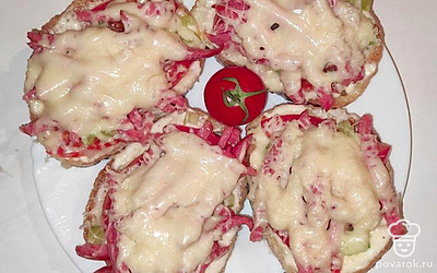 Для подачи украсьте ваши бутерброды свежей зеленью и овощами.