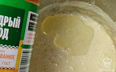 Добавьте в тесто растительное масло. В самом конце влейте в кастрюлю крутой кипяток, чтобы блинчики были кружевные.