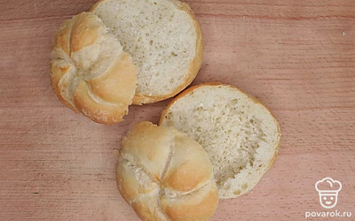 Срежьте с булочки верхушку и вычистите нижнюю часть от мякиша внутри. Должен получиться съедобный горшочек.