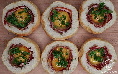 Посолите и поперчите. Измельчите зелень и натрите сыр на крупной терке. Выложите поверх яйца зелень, а затем натертый сыр. Накройте крышечкой и запекайте в разогретой до 180°C духовке около 10 минут.